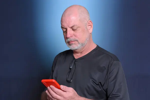 Yetişkin Adam Cep Telefonu Iletişim Teknolojisini Kullanarak S3Niorlife — Stok fotoğraf