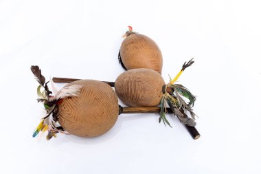 Maraca perküsyon müzik aleti beyaz arka planda izole edilmiş el yapımı yerli kültür enstrümanı