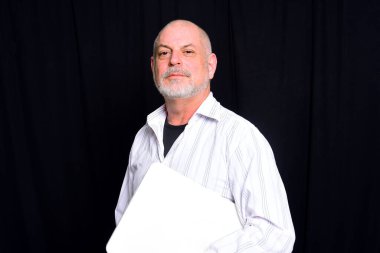 Yetişkin adam cep telefonu iletişim teknolojisini kullanarak 