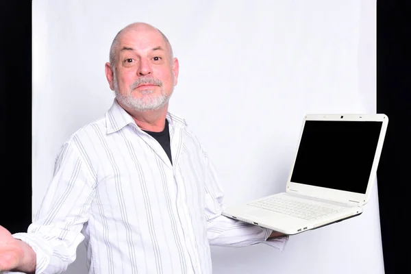 Yetişkin Bir Adam Bilgisayar Teknolojisi Işadamı Olan S3Nior Life Kullanıyor — Stok fotoğraf
