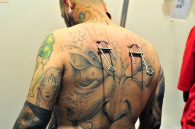 Goiania Cilt Deliği Dövme Kongresi Metal kancalı asılı asılı ekipman parlak metal kanca eldiven cerrah kancası