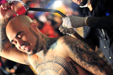 Goiania Cilt Deliği Dövme Kongresi Metal kancalı asılı asılı ekipman parlak metal kanca eldiven cerrah kancası