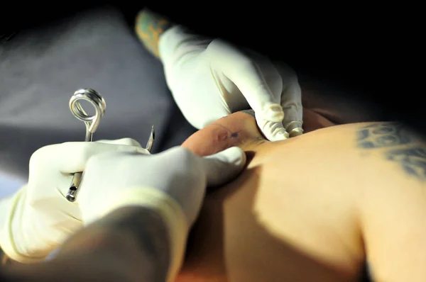 Goiania Skin Piercing Tatuaż Konwencja Wiszący Sprzęt Metalowym Hakiem Zawiesić — Zdjęcie stockowe