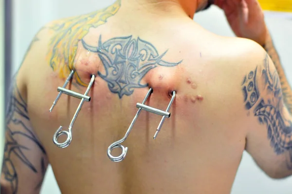 Гоянія Конвенція Про Пірсинг Шкіри Татуювання Підвішеного Обладнання Металевим Гачком — стокове фото