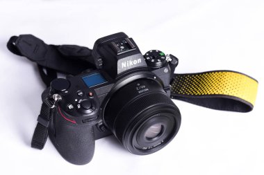 Nikon Z6 II (sürüm 2) fotoğraf çekimi ve kameralar arasındaki rekabet. Beyaz arka plan. En iyi markalardan en iyi aynasız kameralar.