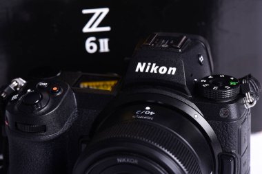 Nikon Z6 II (sürüm 2) fotoğraf çekimi ve kameralar arasındaki rekabet. Beyaz arka plan. En iyi markalardan en iyi aynasız kameralar.