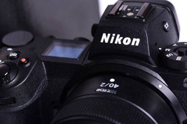 Nikon Z6 II (sürüm 2) fotoğraf çekimi ve kameralar arasındaki rekabet. Beyaz arka plan. En iyi markalardan en iyi aynasız kameralar.
