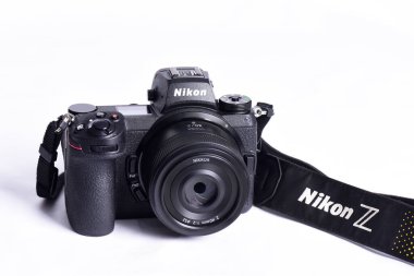 Nikon Z6 II (sürüm 2) fotoğraf çekimi ve kameralar arasındaki rekabet. Beyaz arka plan. En iyi markalardan en iyi aynasız kameralar.