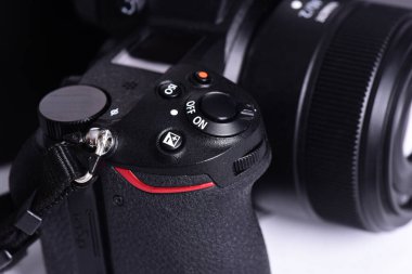 Nikon Z6 II (sürüm 2) fotoğraf çekimi ve kameralar arasındaki rekabet. Beyaz arka plan. En iyi markalardan en iyi aynasız kameralar.