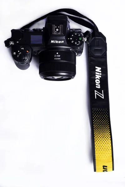 Nikon 第二版 相机的照片对抗和相机之间的竞争 白色背景 顶级品牌最好的无镜像相机 — 图库照片