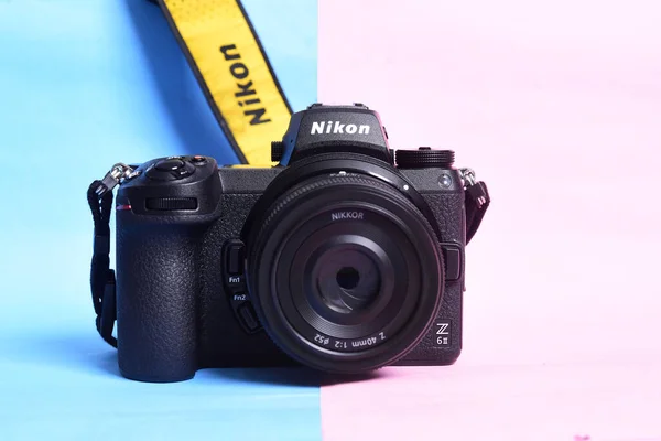 Nikon Versión Fotografía Cámara Confrontación Competencia Entre Cámaras Fondo Color — Foto de Stock