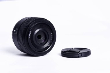  Nikon Z6 II fotoğraf yarışması ve kamera yarışması. Beyaz arka plan En iyi markalardan en iyi aynasız kameralar.