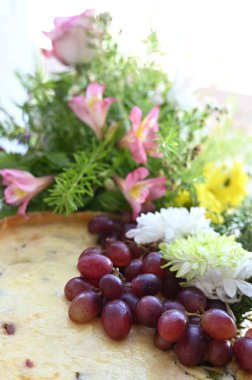 Lezzetli ve lezzetli yemekler üzerine fırında tavuklu börek, puf böreği ve üzüm.