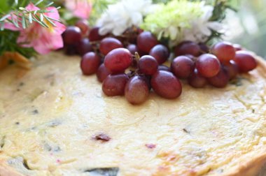 Lezzetli ve lezzetli yemekler üzerine fırında tavuklu börek, puf böreği ve üzüm.