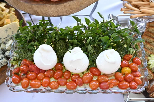 Burrata Italský Sýr Rajčaty Bazalka Olivový Olej Zdravé Jídlo — Stock fotografie