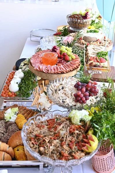 Party Asztal Különböző Élelmiszerekkel Sajtok Húsok Gyümölcsök Kenyerek — Stock Fotó