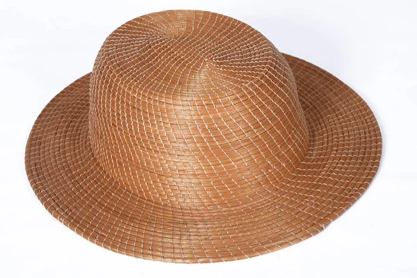 黄金のキャピム帽子 ブラジルの手工芸の自然なわら 白い背景のヘッド保護様式で隔離された広いレンズの帽子 — ストック写真