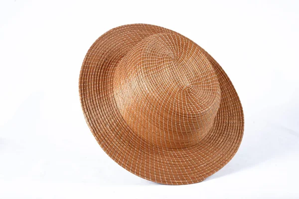 黄金のキャピム帽子 ブラジルの手工芸の自然なわら 白い背景のヘッド保護様式で隔離された広いレンズの帽子 — ストック写真