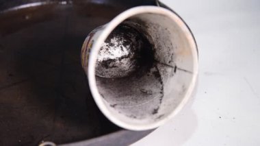 İçinde durgun su olan bir vazoda terk edilmiş plastik bir kase. Manzarayı kapat. Potansiyel üreme alanında sivrisinekler. Aedes aegypti sivrisinekleri, dang, chikungunya, zika virüsü çoğalıyor.,.