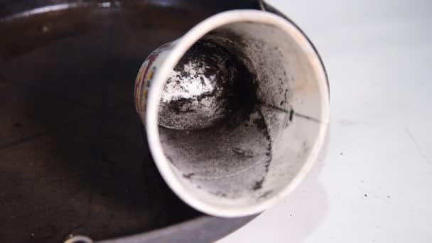 Пластиковая Чаша Заброшена Вазе Стагнирующей Водой Внутри Close View Распространение — стоковое видео