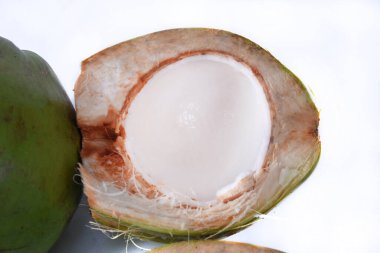 Bahia 'dan yeşil hindistan cevizi. Beyaz arka planda lezzetli suyla tropikal meyveli doğal hindistan cevizi suyu.