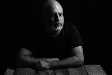 Şarap suratlı bir adam oturuyor. Siyah beyaz fotoğraf ve silüet yetişkin içkisi.