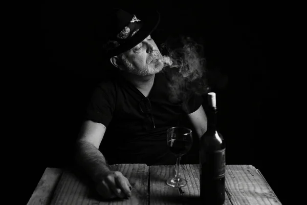 Mężczyzna Siedzi Pije Wino Twarz Wyraz Czarny Biały Zdjęcie Sylwetka — Zdjęcie stockowe