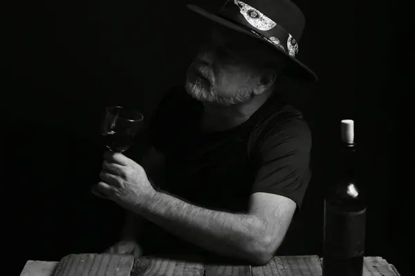 Mężczyzna Siedzi Pije Wino Twarz Wyraz Czarny Biały Zdjęcie Sylwetka — Zdjęcie stockowe