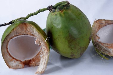 Bahia 'dan yeşil hindistan cevizi, doğal hindistan cevizi suyu, tropikal meyve, yarım meyve ve beyaz arka planda lezzetli organik saudadel bitkisi.