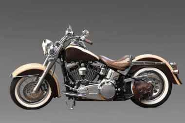 Büyük, özel yapım bir motosiklet, güçlü bir motor ve boş bir yaşam tarzı.