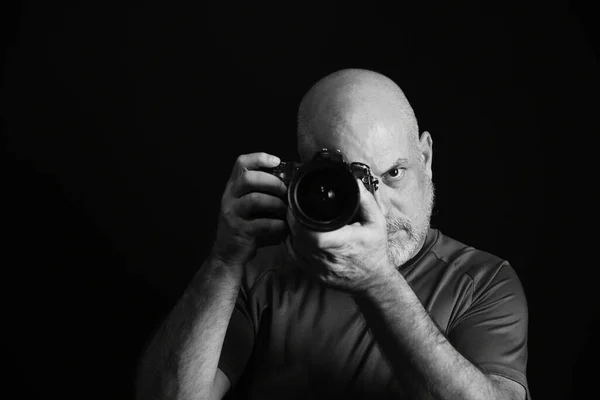Fotograf Portret Człowieka Trzymając Aparat Fotograficzny Zapis Zdjęć Kliknięć — Zdjęcie stockowe