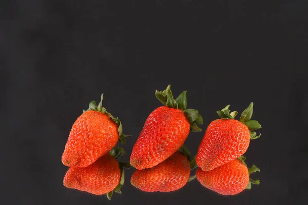 成熟草莓果美味健康天然食物红色草莓果玫瑰爱情果实 — 图库照片