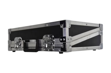 bir yol çantasından metal perçin, beyaz arka planda sert malzeme kutusu, koruma ve güvenlik nakil çantası.