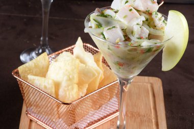 Ceviche tipik taze balık, limon ve bitkiler bir bardakta servis edilir.