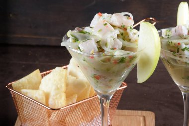 Ceviche tipik taze balık, limon ve bitkiler bir bardakta servis edilir.