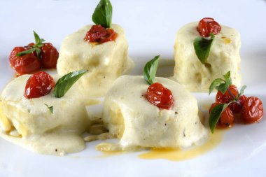 İtalyan usulü ravioli soslu makarna kurutulmuş domatesli İtalyan yemeği.