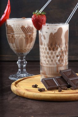 Taze tropik ve sağlıklı çikolata suyu, kakaolu alkolsüz doğal meyve.