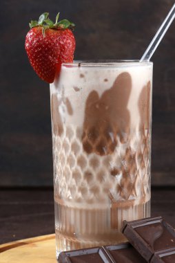 Taze tropik ve sağlıklı çikolata suyu, kakaolu alkolsüz doğal meyve.