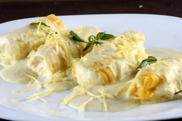 İtalyan usulü ravioli soslu makarna kurutulmuş domatesli İtalyan yemeği.