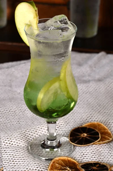 Refrescante Bebida Italiana Refresco Mojito Limón Con Manzana Verde Jugo — Foto de Stock