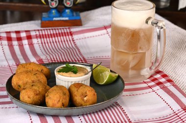 Kızarmış morina böreği tipik Portekiz ve Brezilya mutfağından baharatlı yemek lezzetleri.