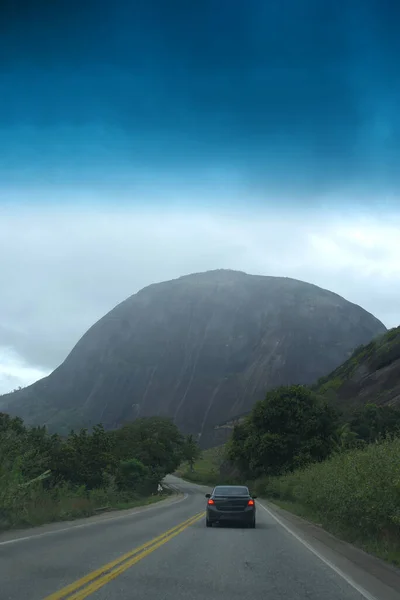 Dağlar Dağlar Brezilya Nın Kısımları Yollar Güzel Bitki Örtüsü Kayalar — Stok fotoğraf