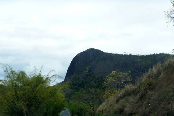 山々は ブラジルの道路の美しい植生の岩や森の美しさの農村地域の風景を丘に — ストック写真