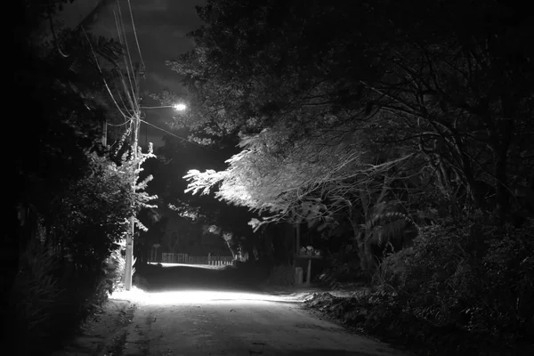 Σκοτεινό Δρόμο Χωματόδρομο Φωτίζεται Από Ligh — Φωτογραφία Αρχείου