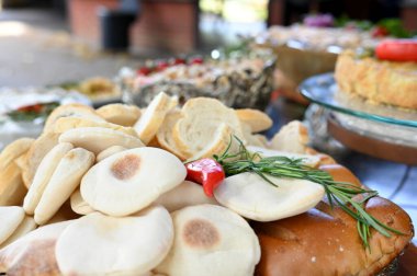 Pita ekmeği tipik Lübnan Suriye yemeği un ekmeği suyla..