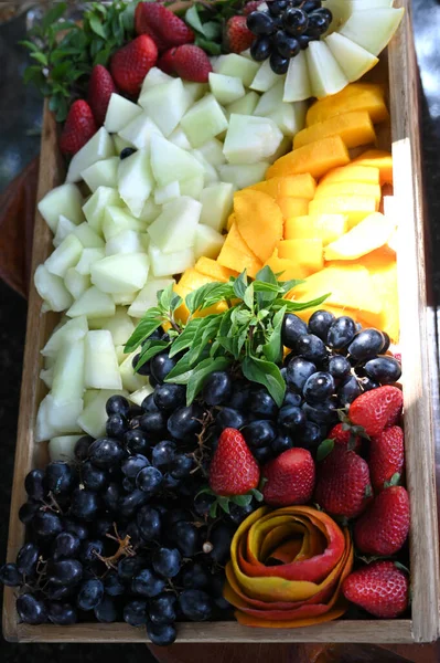 Tálca Friss Természetes Gyümölcsökkel Szőlő Eper Egészséges Vegán Élelmiszer Szénhidrát — Stock Fotó