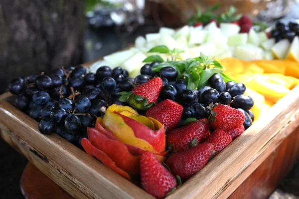Tálca Friss Természetes Gyümölcsökkel Szőlő Eper Egészséges Vegán Élelmiszer Szénhidrát — Stock Fotó