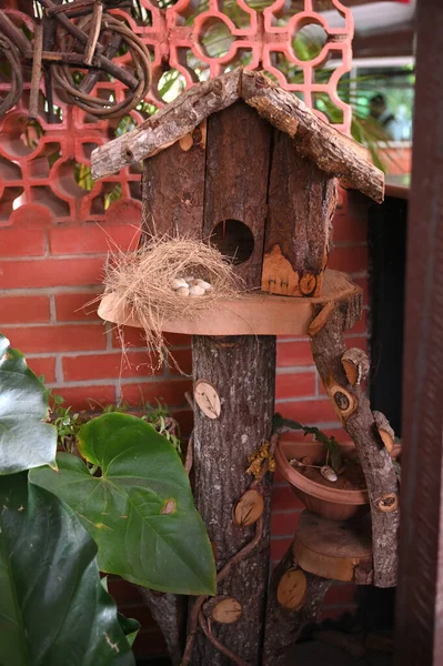 鳥ハウス素朴なオブジェクト木製の鳥ハウス天然木 — ストック写真
