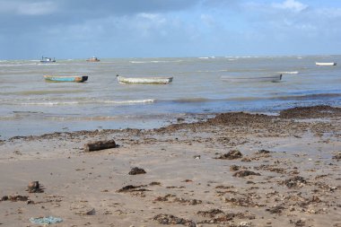 Brezilya, Bahia 7 Eylül 2023: Eski balıkçı tekneleri kirli sahil kirliliği balıkçılarını yendi