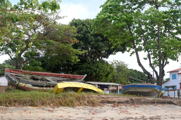 Brazylia Bahia Września 2023 Stare Łodzie Rybackie Porzucone Brudnej Plaży — Zdjęcie stockowe